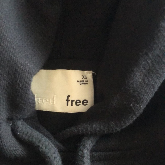 Black aritizia cropped hoodie - Picture 2 of 3